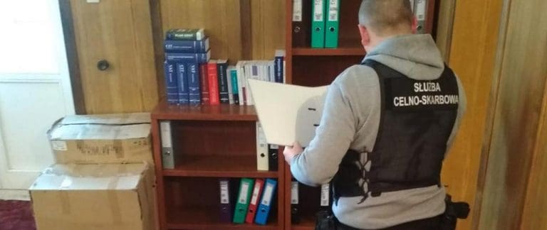 KAS i Policja zlikwidowały grupę przestępczą zajmującą się sprzedażą fikcyjnych faktur