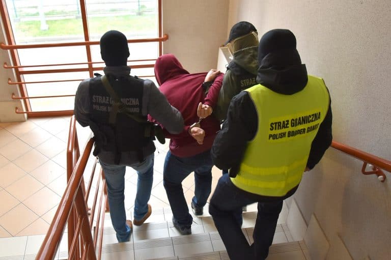 Przerzucili przez granicę przeszło 13 tys. nielegalnych migrantów, zgarnęła ich Straż Graniczna