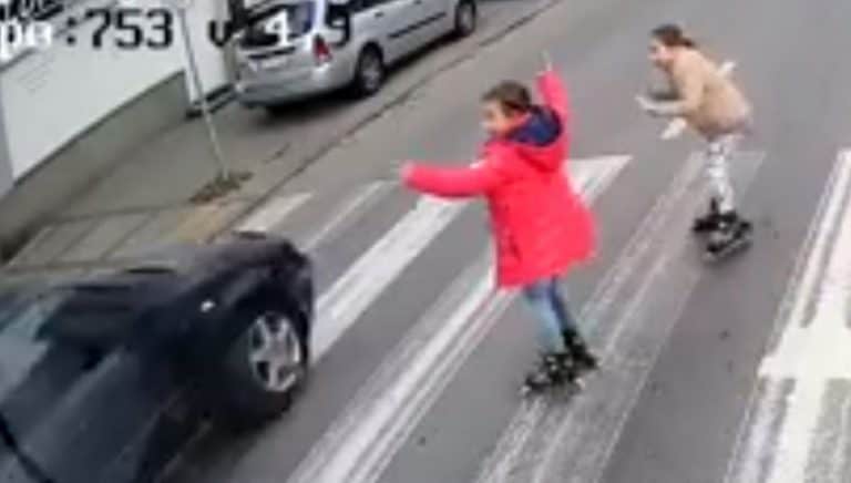 Pędził z ogromną prędkością i omal nie przejechał dzieci na przejściu dla pieszych /film/