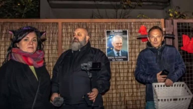 Opozycja totalna zorganizowała Halloween pod domem Jarosława Kaczyńskiego
