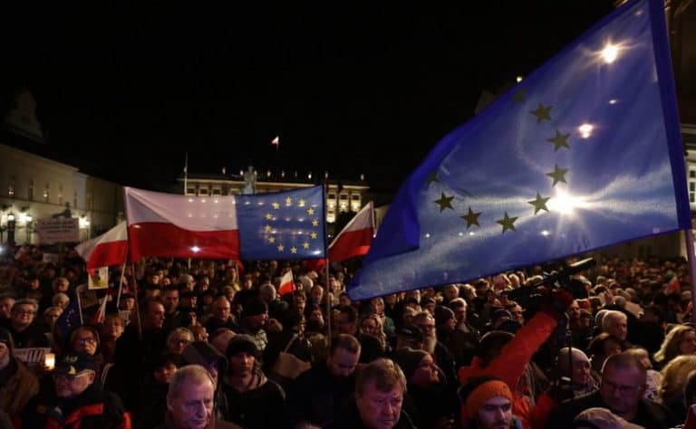 Przedstawicielka totalnej opozycji lamentuje gdyż jej zdaniem dzieci nie chcą walczyć o „Wolne Sądy” z powodu Powstania Warszawskiego…