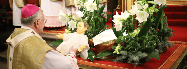 Abp Marek Jędraszewski podczas Pasterki na Wawelu: Biorąc przykład z pasterzy, klęknijmy przed Boskim Logosem