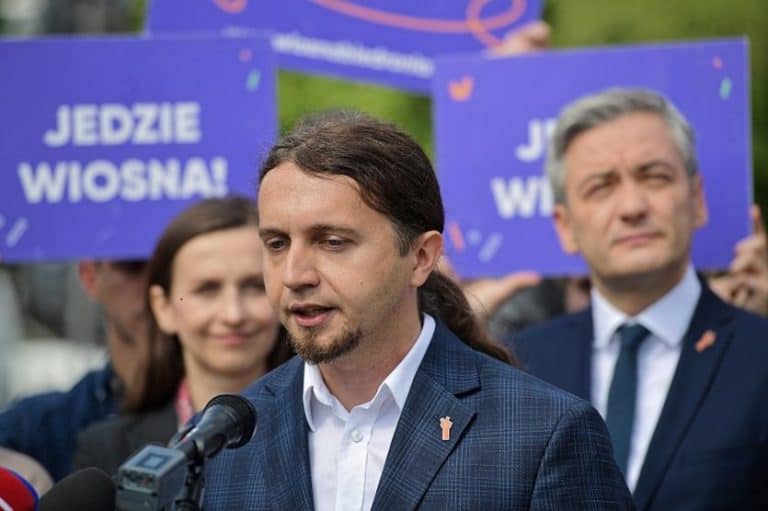 Łukasz Kohut z Wiosny donosi do prokuratury na Korwin-Mikkego za rzekome znęcanie się nad psem