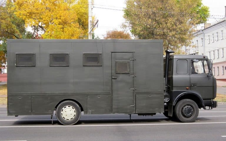 Białoruś: Młodzi mężczyźni spalili żywcem emeryta. Teraz grozi im rozstrzelanie