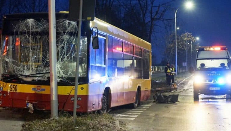 W Kielcach autobus wjechał w latarnię, kierowca nie żyje