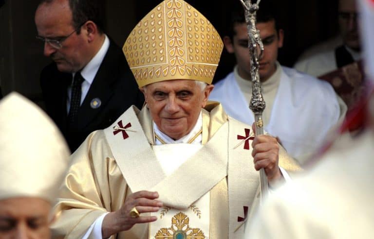 Benedykt XVI przerywa milczenie i staje w obronie celibatu księży