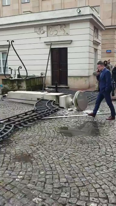 Ciężarówka doszczętnie zniszczyła bramę do Kancelarii Prezydenta