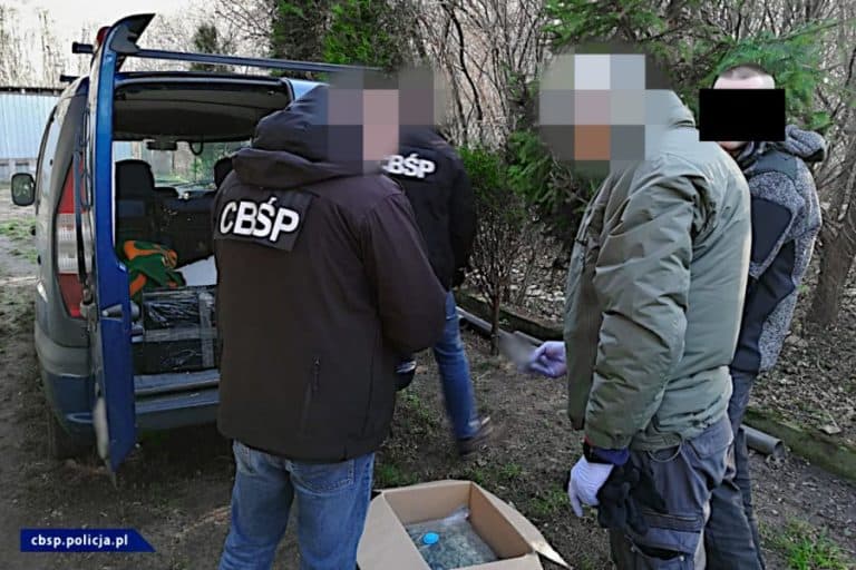 Zatrzymanie 4 osób podejrzanych o udział w zbrojnej grupie przestępczej