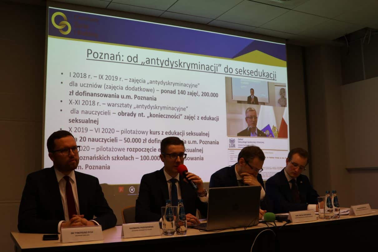 Jak zatrzymać ideologizację polskiej szkoły – mechanizmy przemycania treści antyrodzinnych i antyreligijnych