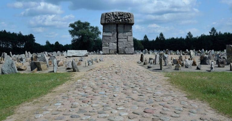 W Treblince odnaleziono szczątki 53 osób