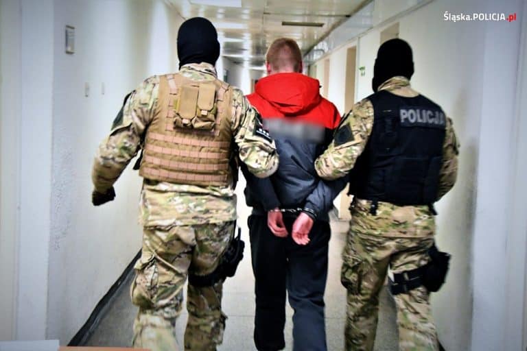 Policjanci zatrzymali pięć osób podejrzanych o skonstruowanie i podłożenie ładunku wybuchowego w Wyrach