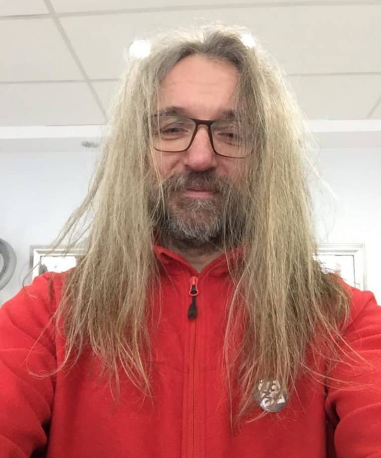 Mateusz Kijowski znalazł pracę jako fryzjer