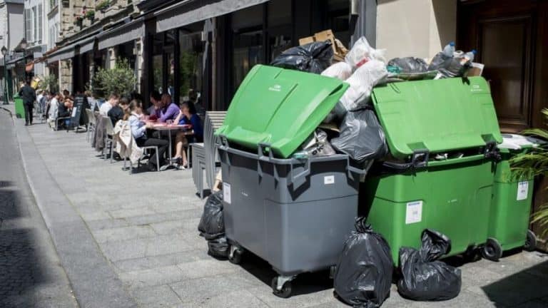 Paryż tonie w śmieciach