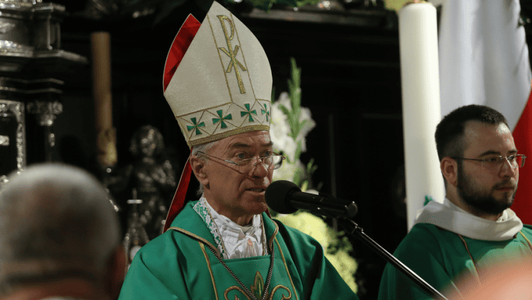 Abp Lenga z zakazem publicznego sprawowania liturgii i głoszenia kazań