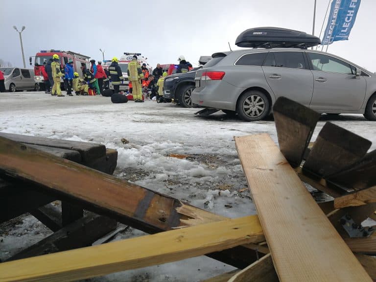 Zerwany dach przygniótł narciarzy na stoku w Bukowinie Tatrzańskiej, dwie osoby nie żyją