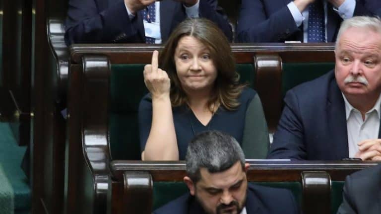 Posłanka Lichocka pokazała środkowy palec opozycji