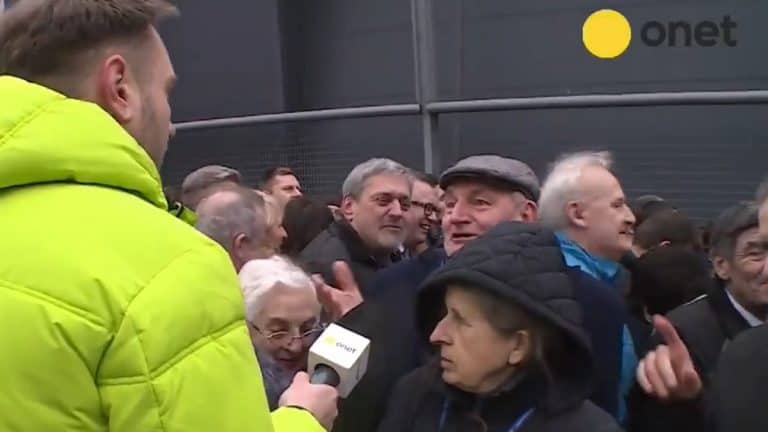 Starszy mężczyzna zgasił dziennikarza Onetu: „Jak chłop może mieć kolczyk w uchu?”
