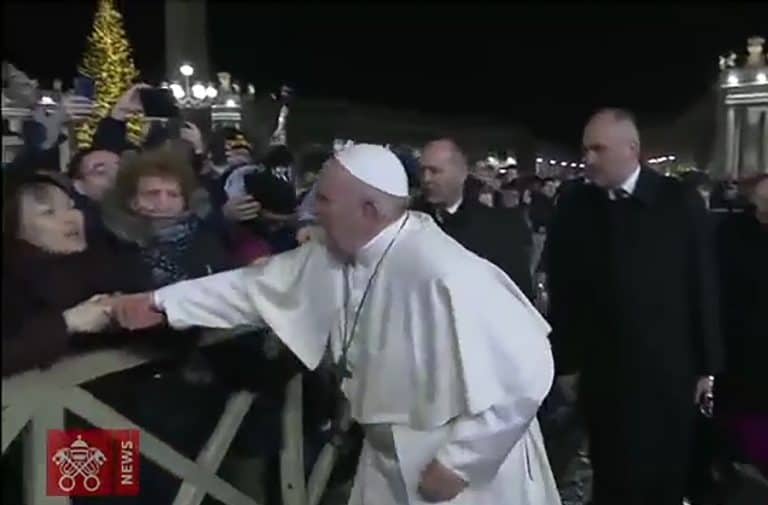Papież Franciszek spotkał się z kobietą, którą uderzył w dłoń podczas spotkania z wiernymi