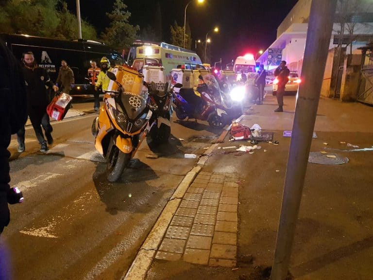 Terrorysta wjechał samochodem w grupę żołnierzy w Jerozolimie, raniąc 12 z nich