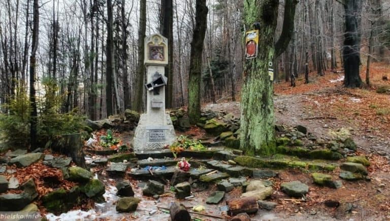 Zdewastowano liczącą 136 lat kapliczkę w Beskidzie Małym