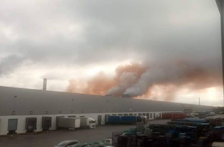 Kłęby rdzawego dymu nad Dąbrową Górniczą, to efekt awarii wielkiego pieca huty ArcelorMittal