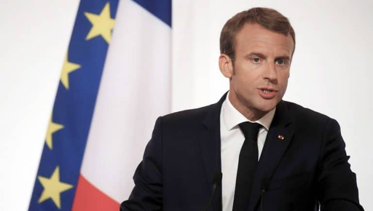 Macron pomachał szabelką, a teraz czeka, co zrobi Unia Europejska