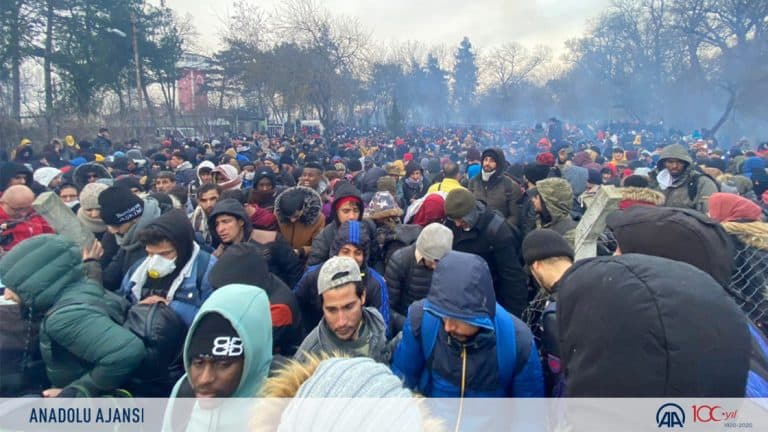 Wielotysięczne tłumy migrantów próbują sforsować granicę Turcji z Grecją
