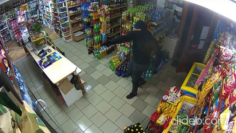 Uzbrojony napastnik napadł na sklep w Pińczynie, ale nie przewidział, że sprzedawczyni będzie uzbrojona w…