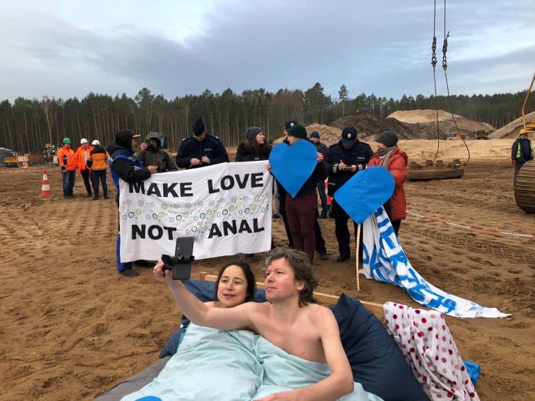 Obsceniczny „protest” przeciw budowie przekopu Mierzei Wiślanej