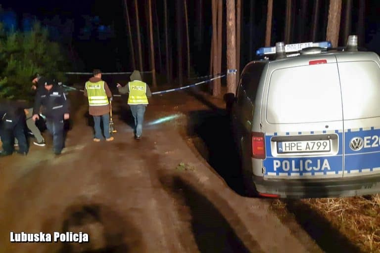 Skuteczna obława na mężczyzn, którzy wjechali samochodem w policjantów. Padły strzały