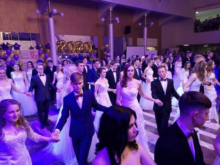 Polonez w wykonaniu uczniów Polskiej Szkoły Społecznej imienia Króla Stefana Batorego w Grodnie