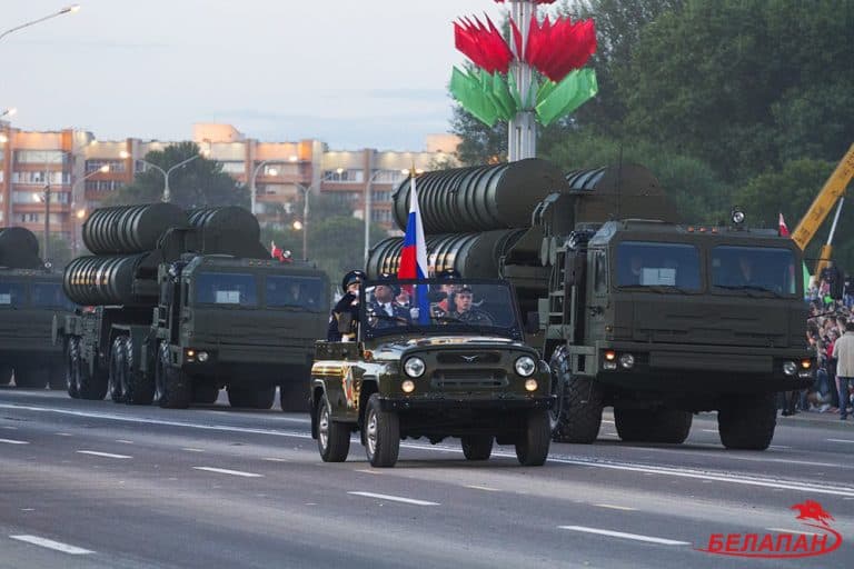 Białoruś chciałaby mieć na swoim terytorium kilka dywizjonów S-400, ale bez rosyjskiego personelu