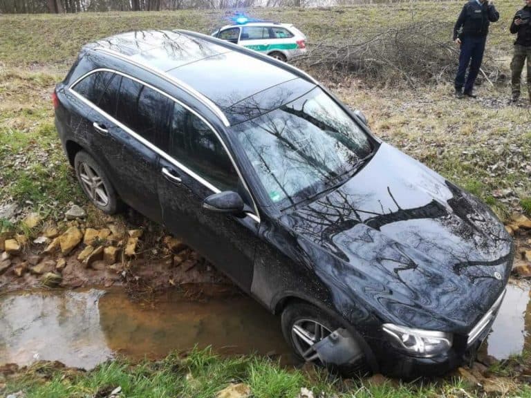 Samochód w rowie, przemytnik w lesie, funkcjonariusze na tropie