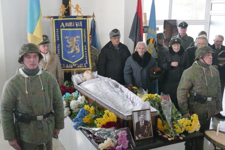 Uroczysty pogrzeb Ukraińca z dywizji SS Galizien. Pochowano go w Alei Chwały