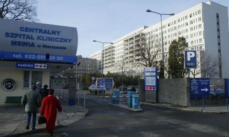 W Warszawie mężczyzna zarażony koronawirusem wyszedł ze szpitala i poszedł do sklepu po alkohol