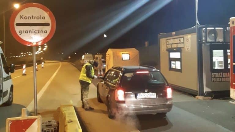 Polacy masowo wracają do kraju – Straż Graniczna, wspierana przez wojsko i policję, ma pełne ręce roboty