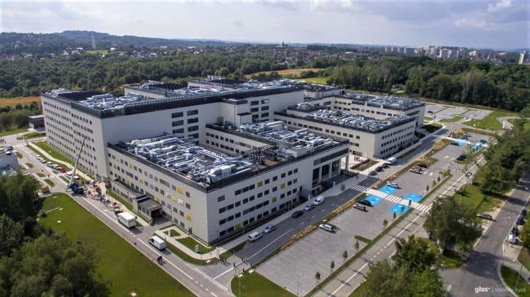 100 pielęgniarek z największego szpitala w Krakowie nie przyszło do pracy, wzięły opiekę nad dzieckiem