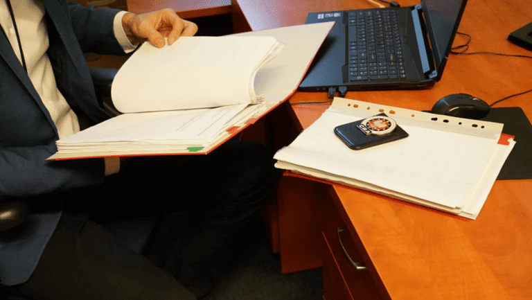 Fałszywe faktury, wyłudzanie nienależnych świadczeń z PFRON – przeszukania w dziesięciu miejscach