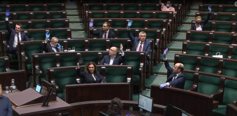 Błąd w ustawie covidowej – „można to rozumieć jako uchylenie kar za łamanie obostrzeń epidemicznych”