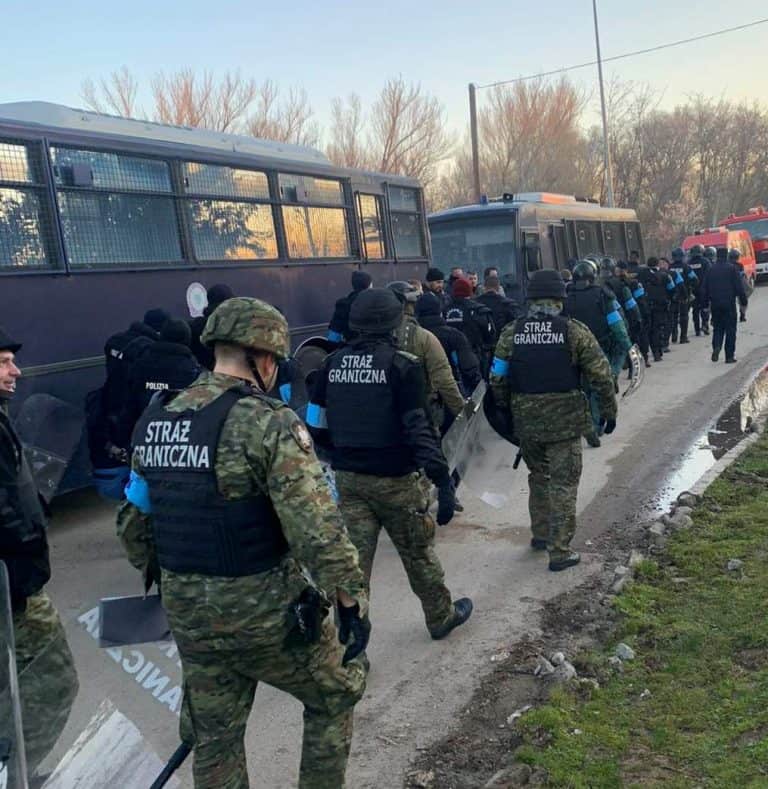 W obliczu inwazji polska Straż Graniczna broni greckiej granicy