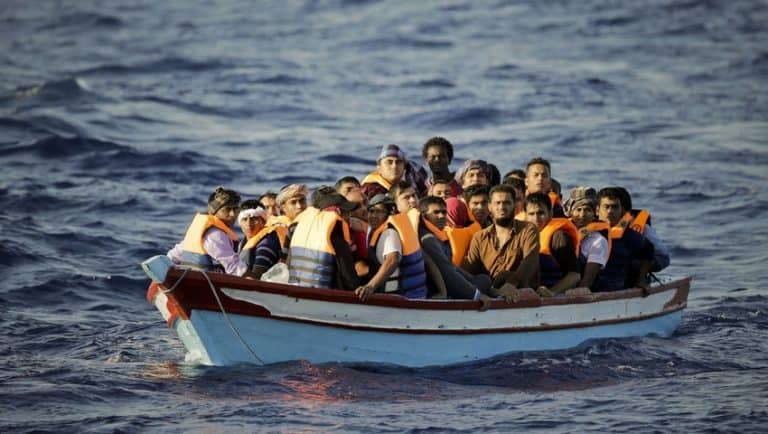 Brytyjskie siły graniczne mają zawracać łodzie z imigrantami na kanale La Manche