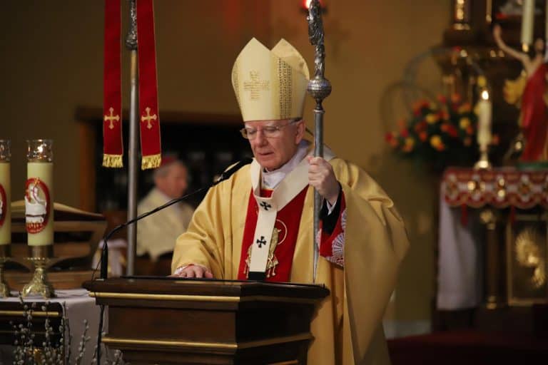 Abp Jędraszewski: Zmartwychwstały Chrystus przynosi nam dary – pokoju, radości, miłości