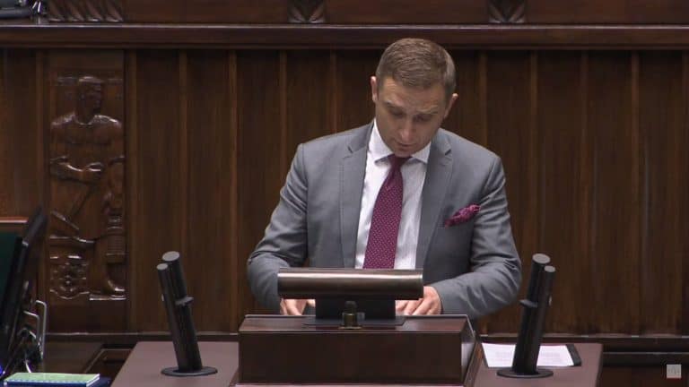 Wicemarszałek Terlecki wyłączył mikrofon Robertowi Bąkiewiczowi, który referował projekt ustawy #STOP447