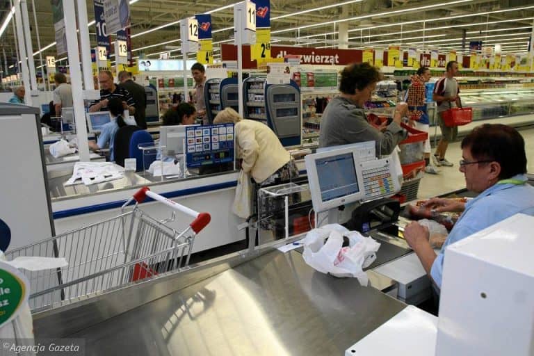 Z powodu kryzysu markety są zalewane podaniami o pracę