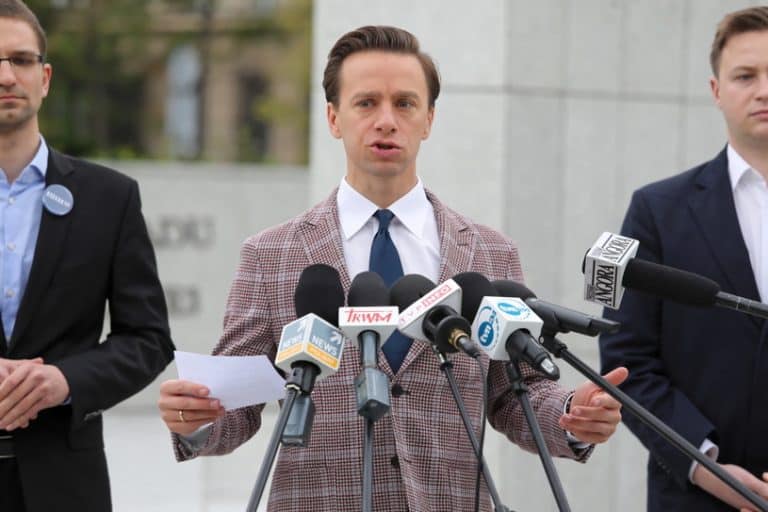 Krzysztof Bosak zarzuca Rafałowi Trzaskowskiemu relatywizowanie odpowiedzialności za gwałt popełniony na dziecku