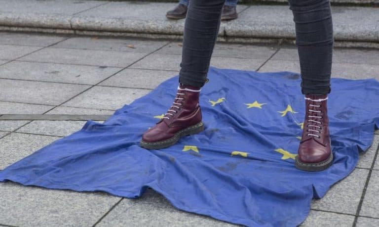 Niemiecki Parlament chce wprowadzić karę do trzech lat więzienia za „znieważenie” flagi UE