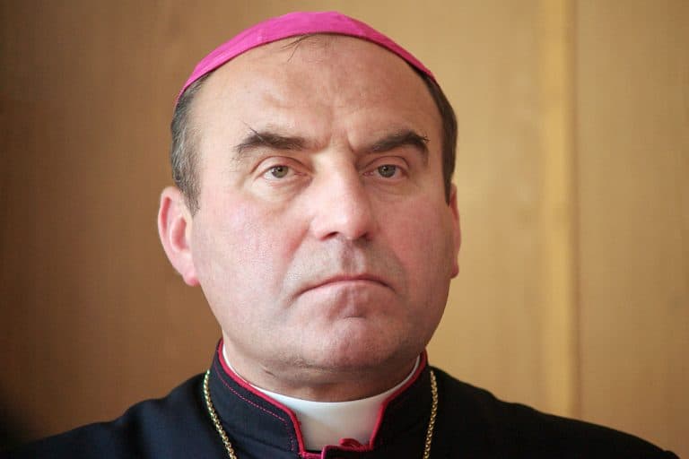 Biskup Antoni Dziemianko w ciężkim stanie, został zarażony koronawirusem