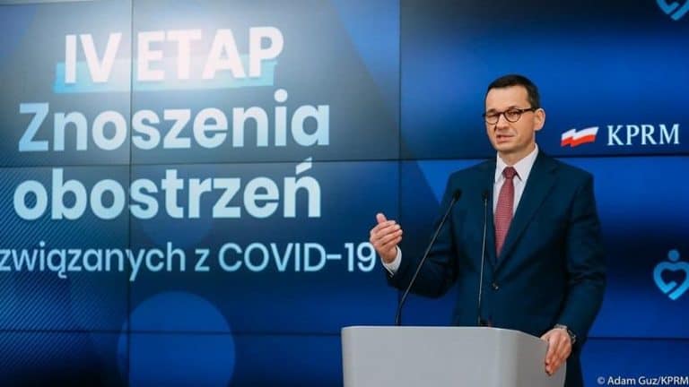 Morawiecki: od najbliższej niedzieli brak limitów wiernych w kościołach, już w ten weekend zdejmiemy maseczki