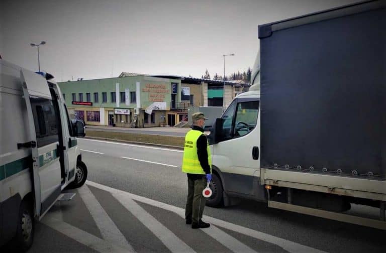 Nielegalni migranci ukryli się w tirze z arbuzami