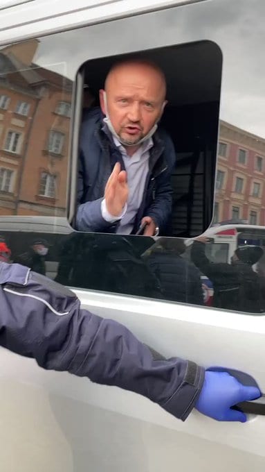 Policja: Senator wszedł do radiowozu i nie chciał go opuścić
